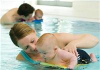 Vì sao bố mẹ nên cho bé học bơi từ sớm và những điều cần lưu ý